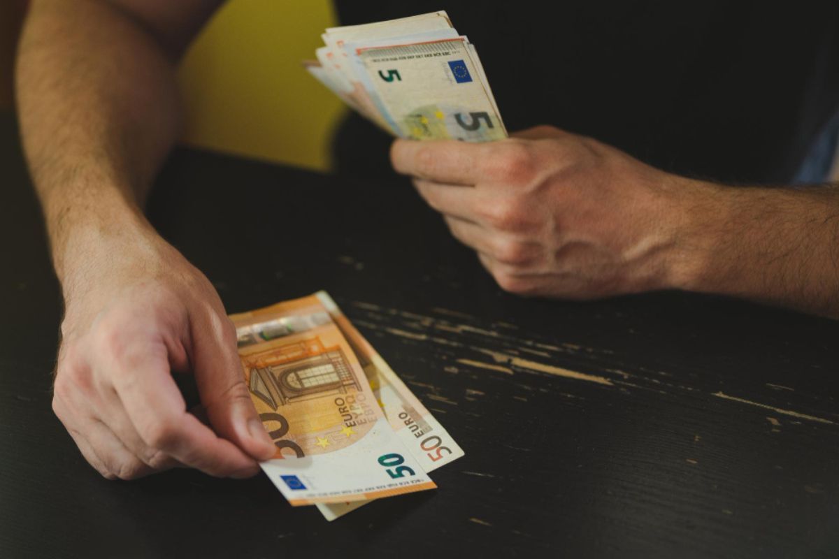 Un camarero cuenta billetes para hacer caja