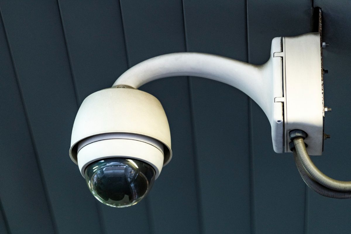 Una cámara de grabación en un espacio exterior
