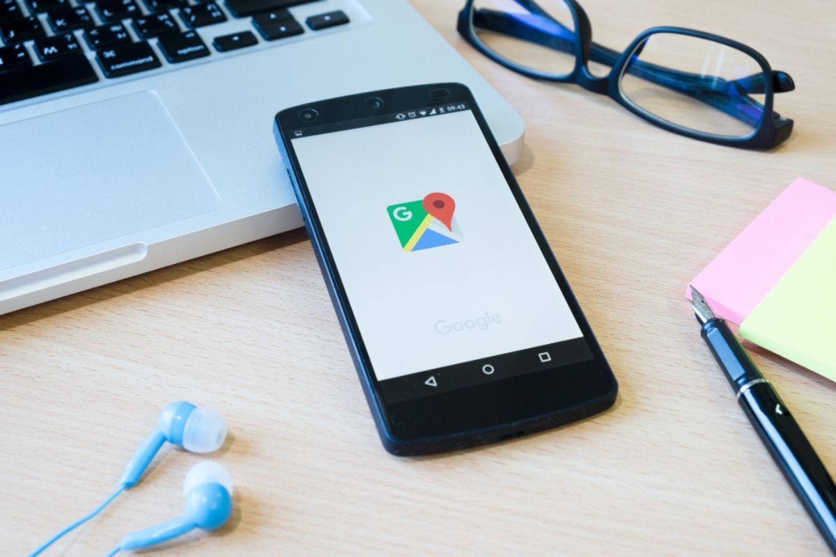 Un teléfono móvil sobre la mesa de una oficina con el icono de Google Maps en la pantalla