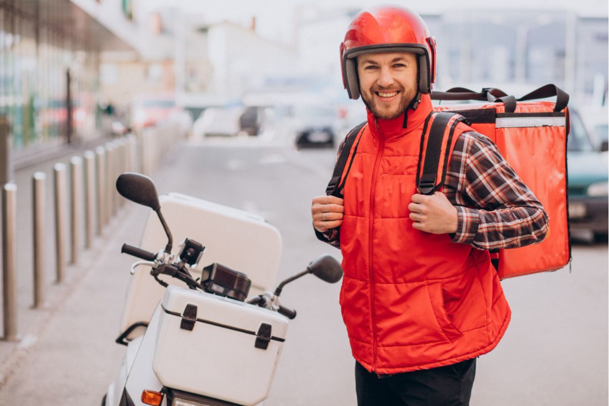  Repartidor de comida junto a una motocicleta