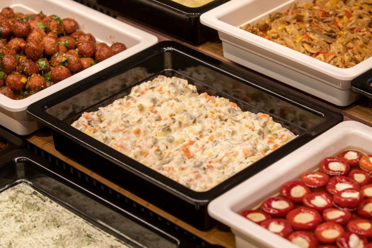 Bandejas de comida preparada con ensaladilla, albóndigas…