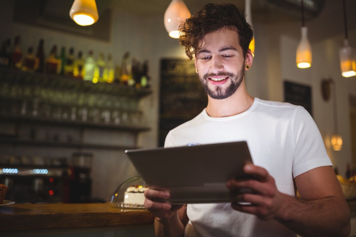 Un hostelero consulta las reseñas de su negocio en google