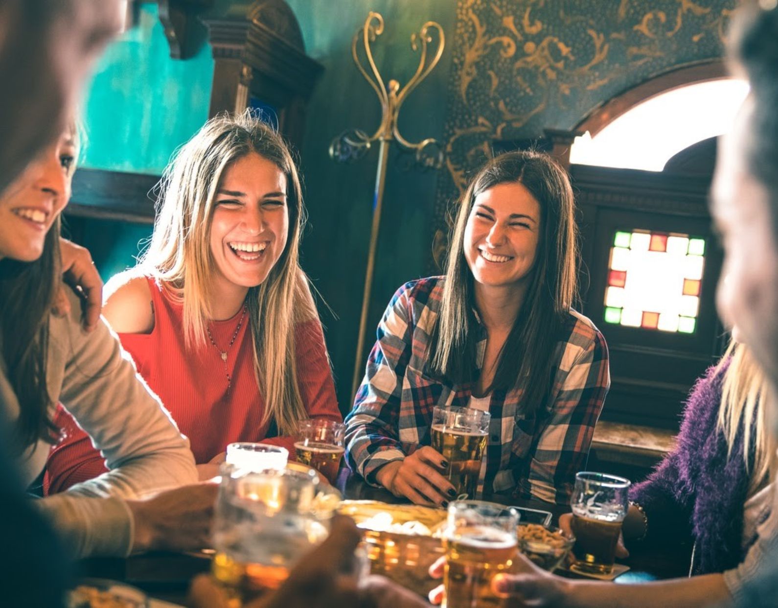 Comer sin ruido: cómo hacer de tu local un lugar acústicamente agradable