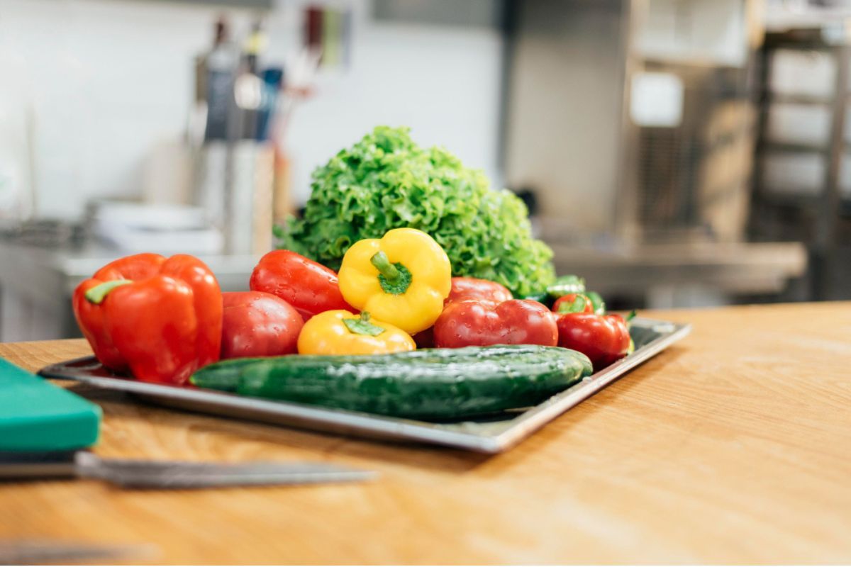 Frutas y verduras frescas en la cocina de un restaurante
