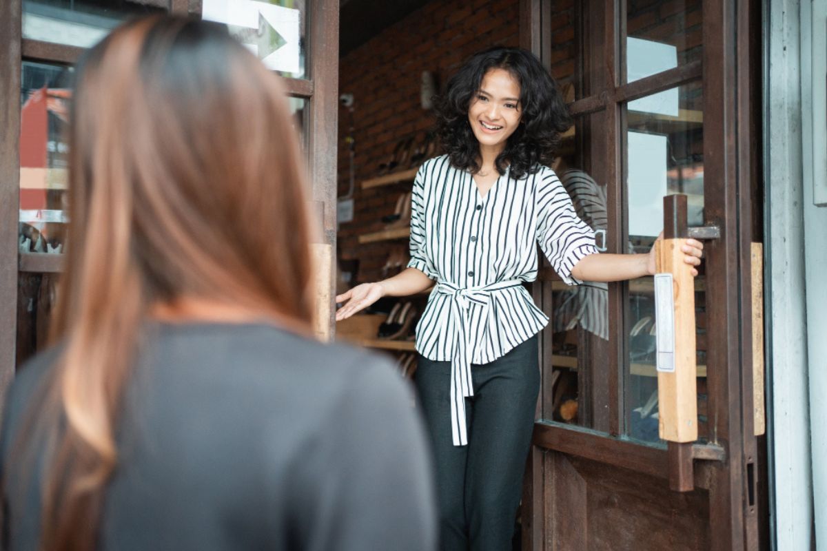 La hostess de un restaurante recibe a los clientes a su llegada